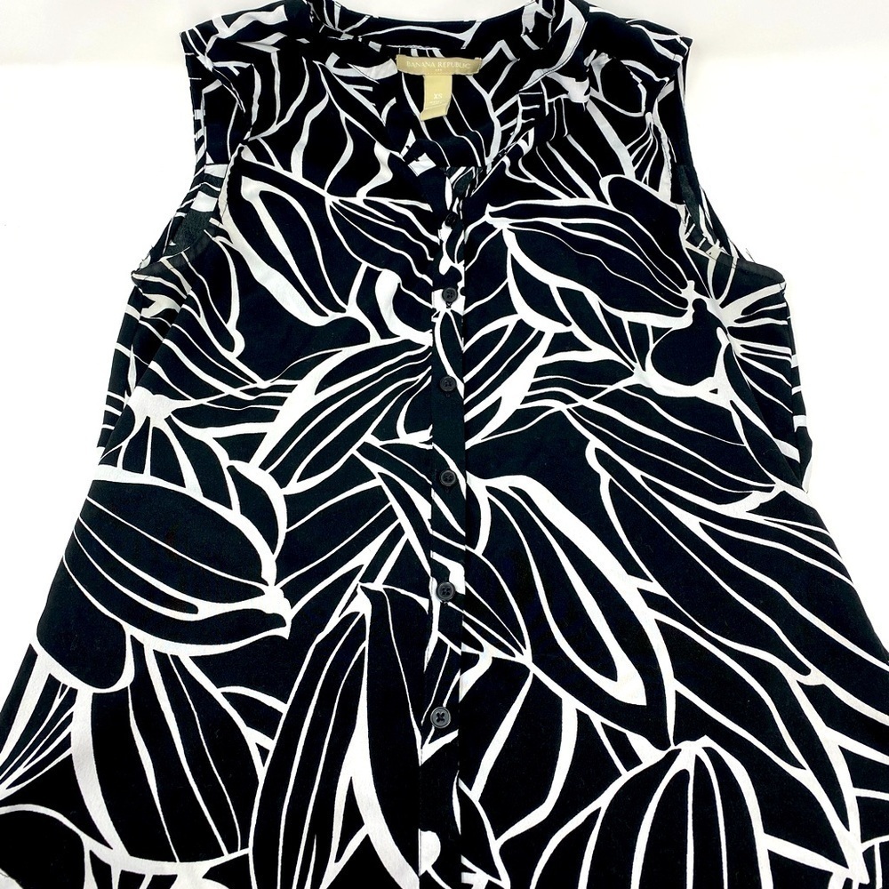 Women’s Banana Republic black and white pattern button down tank top Size XS